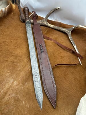 MAGNIFIQUE EPEE GLADIATOR FORGEE DAMAS 512 COUCHES fab. Artisanale étui cuir ref EP770