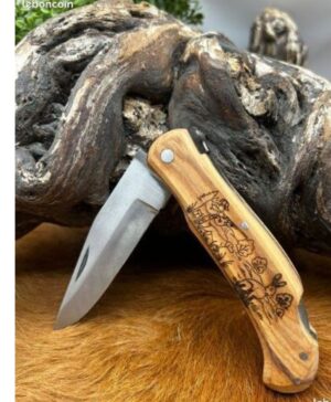 Couteau de poche manche en bois avec gravure "Chasseur lièvre " 21cm ref CHAS334