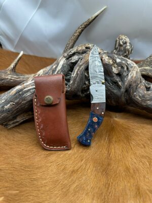 Couteau pliant lame damas 256 couches, manche en Bois et Micarta avec étui en cuir ref DP300