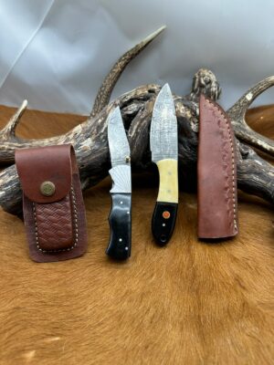 Set de Deux couteaux Damas artisanaux Manches en Corne et Os avec étuis en cuir ref L152
