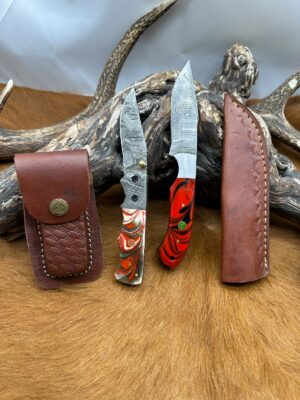 Set de Deux couteaux Damas artisanaux Manches en Micarta avec étuis en cuir ref L153