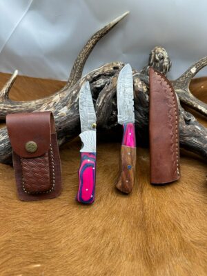 Set de Deux couteaux Damas artisanaux Manches en Bois avec étuis en cuir ref L154