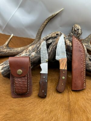 Set de Deux couteaux Damas artisanaux Manches en Bois avec étuis en cuir ref L155