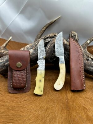 Set de Deux couteaux Damas artisanaux Manches en Os avec étuis en cuir ref L156