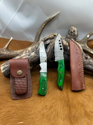 Set de Deux couteaux Damas artisanaux Manches en Bois avec étuis en cuir ref L157