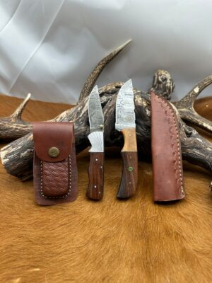 Set de Deux couteaux Damas artisanaux Manches en Bois avec étuis en cuir ref L158