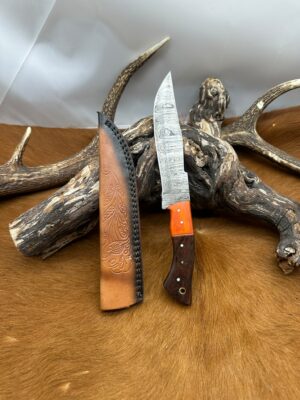 Couteau de chasse lame en acier Damas 256couches, manche en Bois avec étui en cuir ref D356