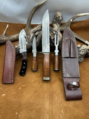Set du Chasseur Lame Acier Damas 256couches : Couteau Bowie avec couvert (Couteau + Fourchette) le tout dans un étui + Couteau a dépecer manche en Corne ref Set395