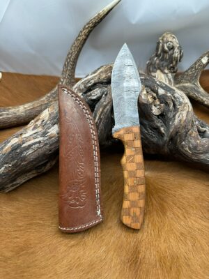 Couteau de Chasse Damier Lame Acier Damas 256 Couches avec Étui en Cuir ref MD150