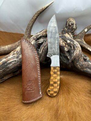 Couteau de Chasse Damier Lame Acier Damas 256 Couches avec Étui en Cuir ref MD151