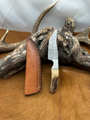 Magnifique couteau lame acier Dams, manche en Os taillé et bruler style bois de cerf ref dmn135
