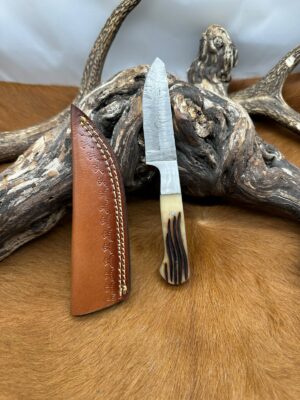 Magnifique couteau lame acier Damas, manche en Os taillé et bruler style bois de cerf ref Dmn136