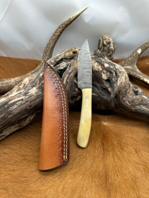 Magnifique couteau lame acier Damas, Manche en os style bois de cerf ref Dmn137