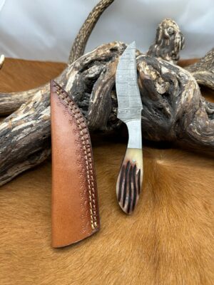 Magnifique couteau lame acier Damas, manche en Os taillé et bruler style bois de cerf ref Dmn138