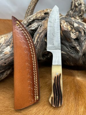 Magnifique couteau lame acier Damas, manche en Os taillé et bruler style bois de cerf ref Dmn136