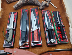Réplique des 5 couteaux des films Rambo