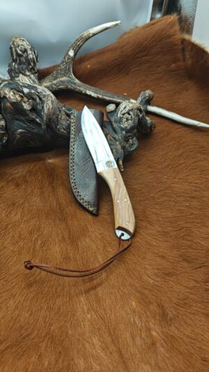 Couteau pour la chasse avec manche en bois d'olivier étui en cuir de vache ref GH235