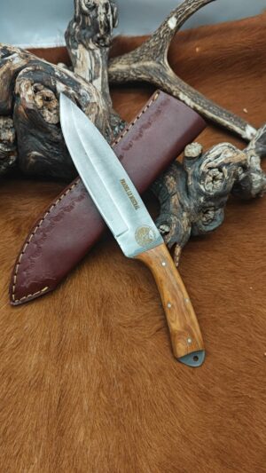 Couteau pour la chasse avec manche en bois d'olivier étui en cuir de vache ref GH236